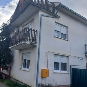 I am selling a one-story house in Titel