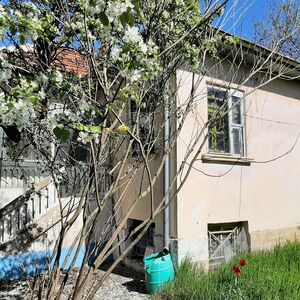 Old country house with spacious yard and quiet location 
